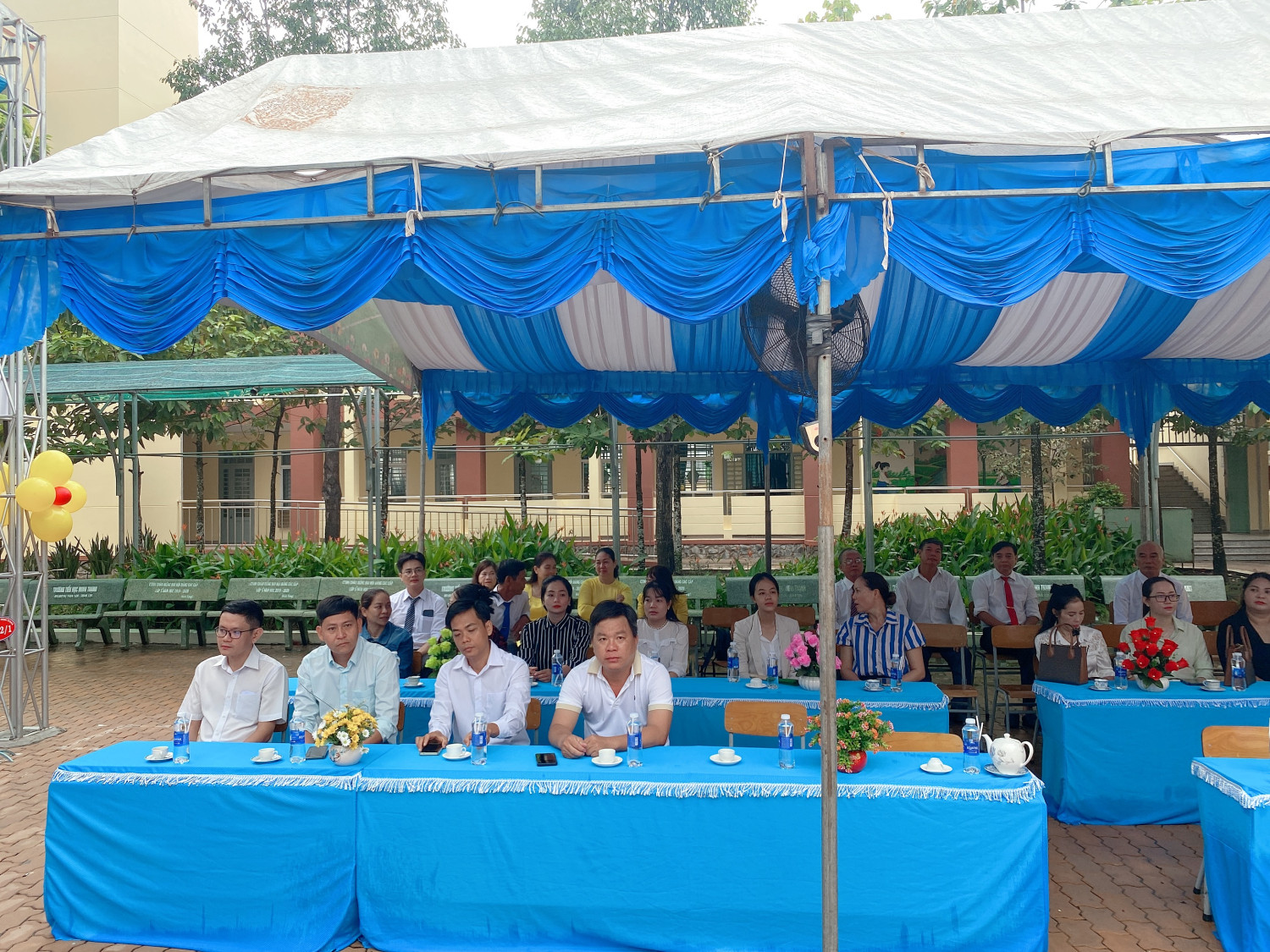 Đại biểu tham dự cùng tập thể nhà trường