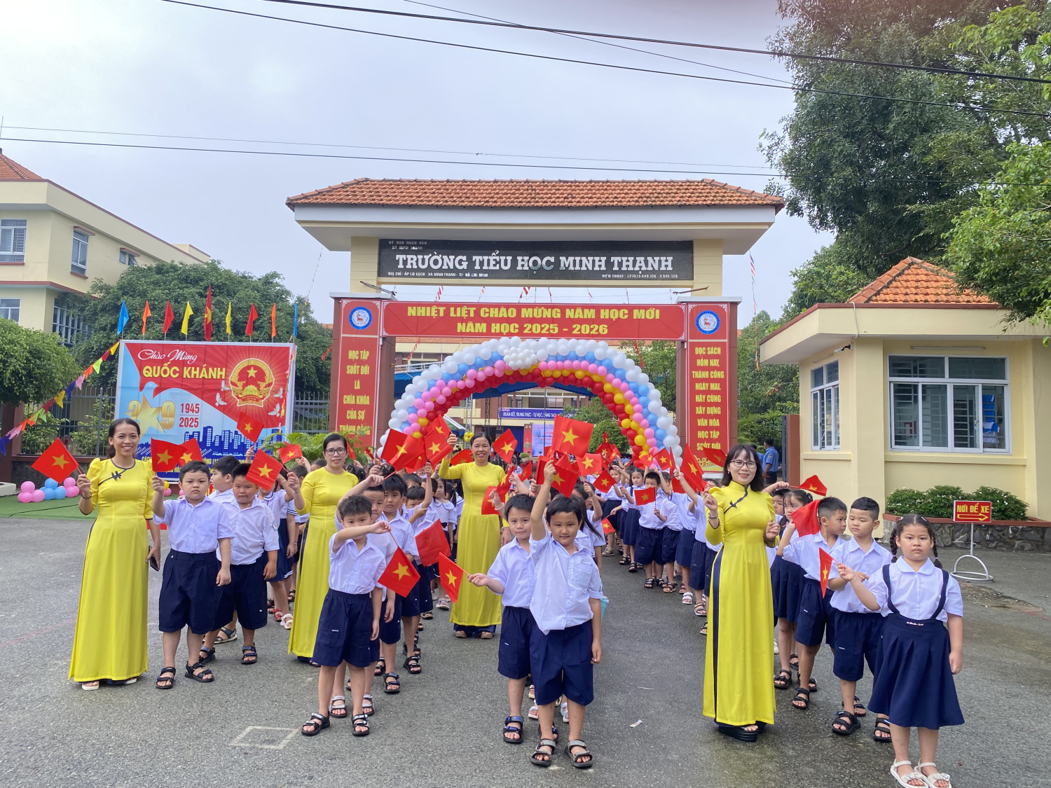 Đón học sinh lớp 1