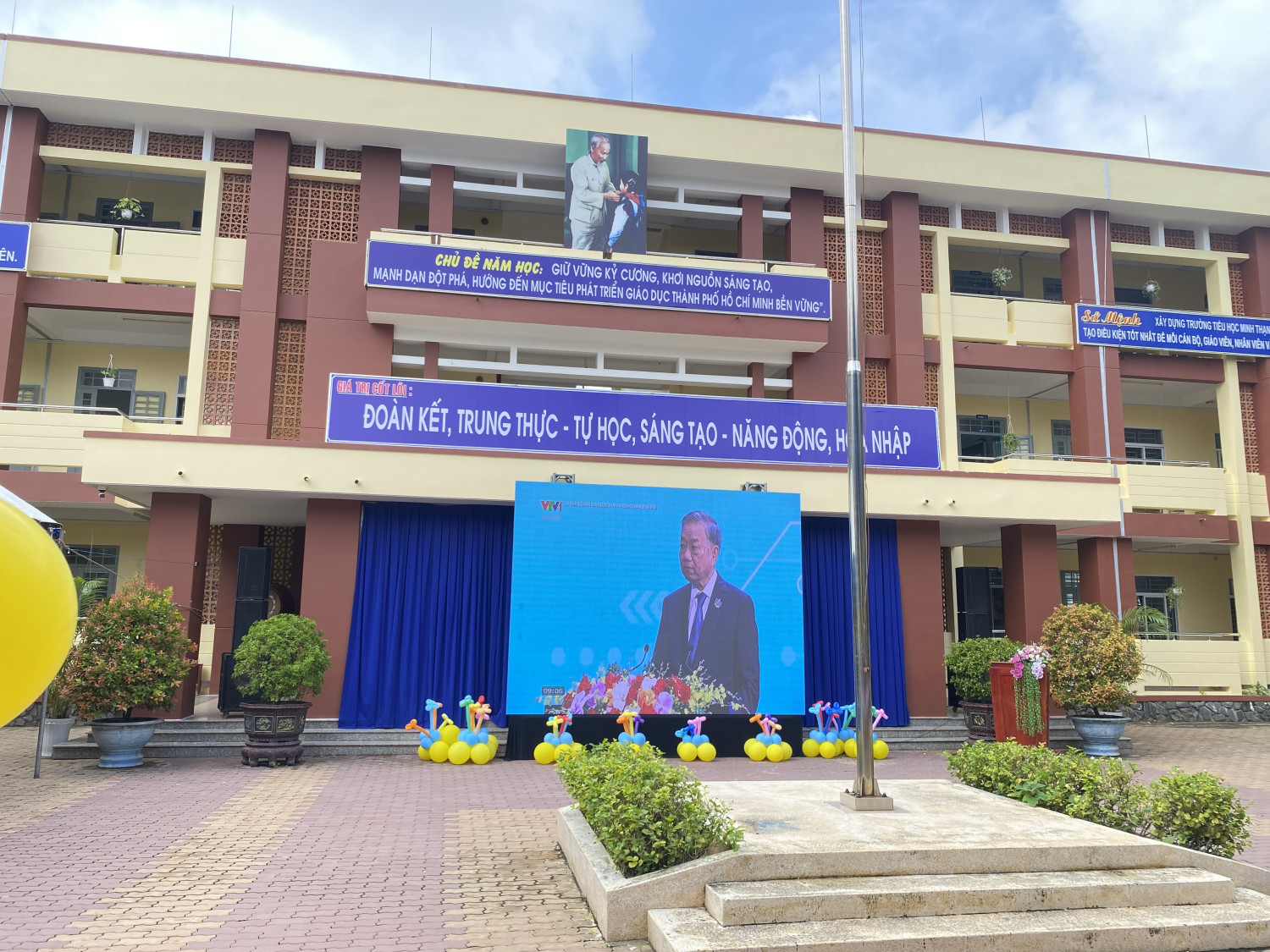 Dự lễ khai giảng trực tuyến