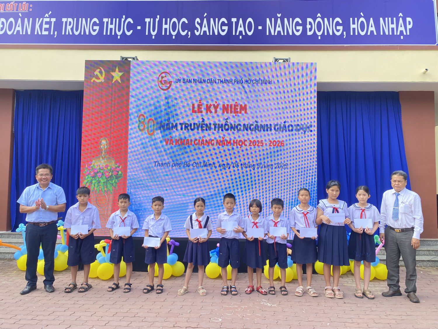 Đại biểu, Lãnh đạo nhà trường trao học bổng cho HS có hoàn cảnh khó khăn