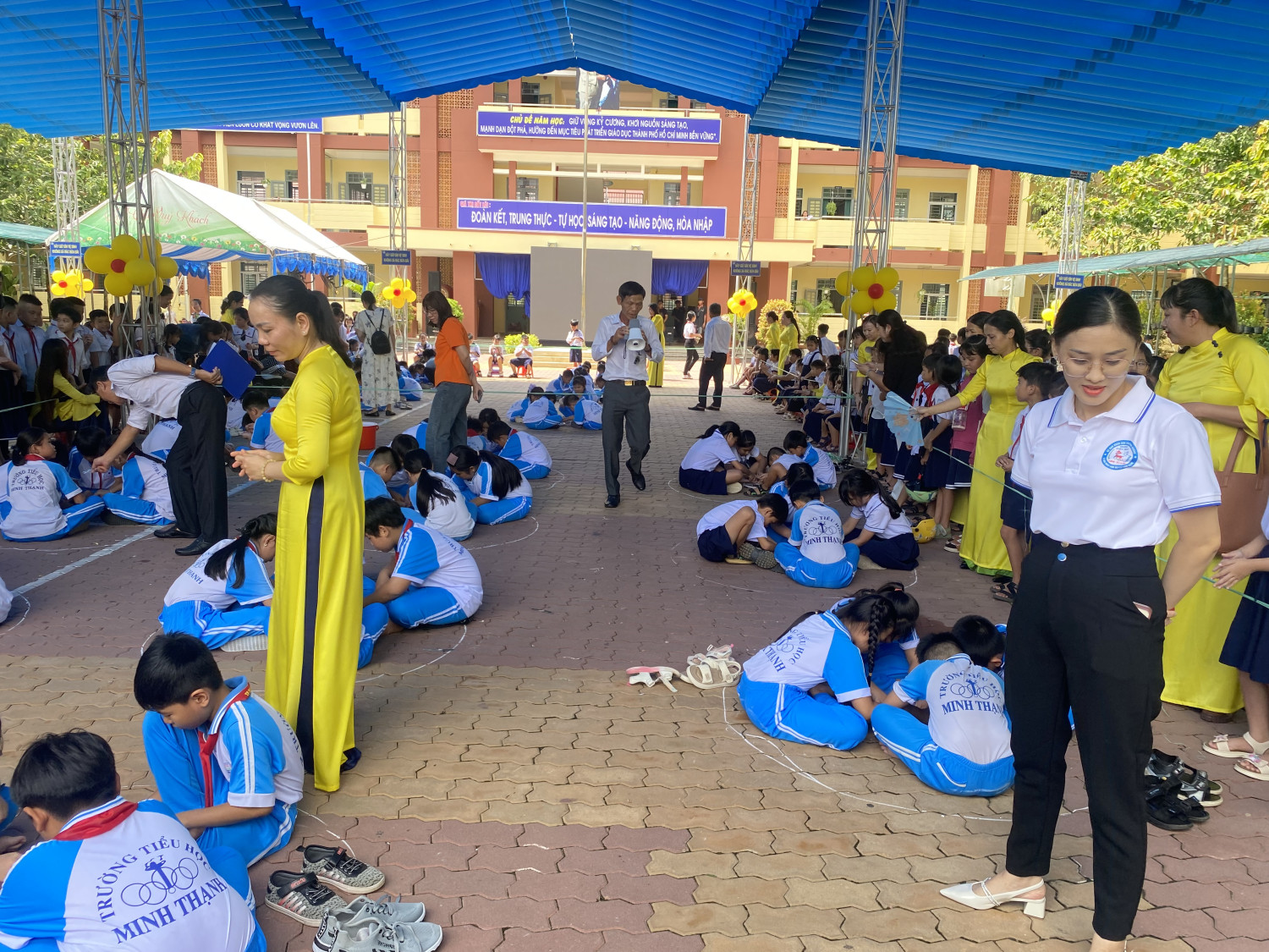 HS tham gia trò chơi 'Lựa đậu'